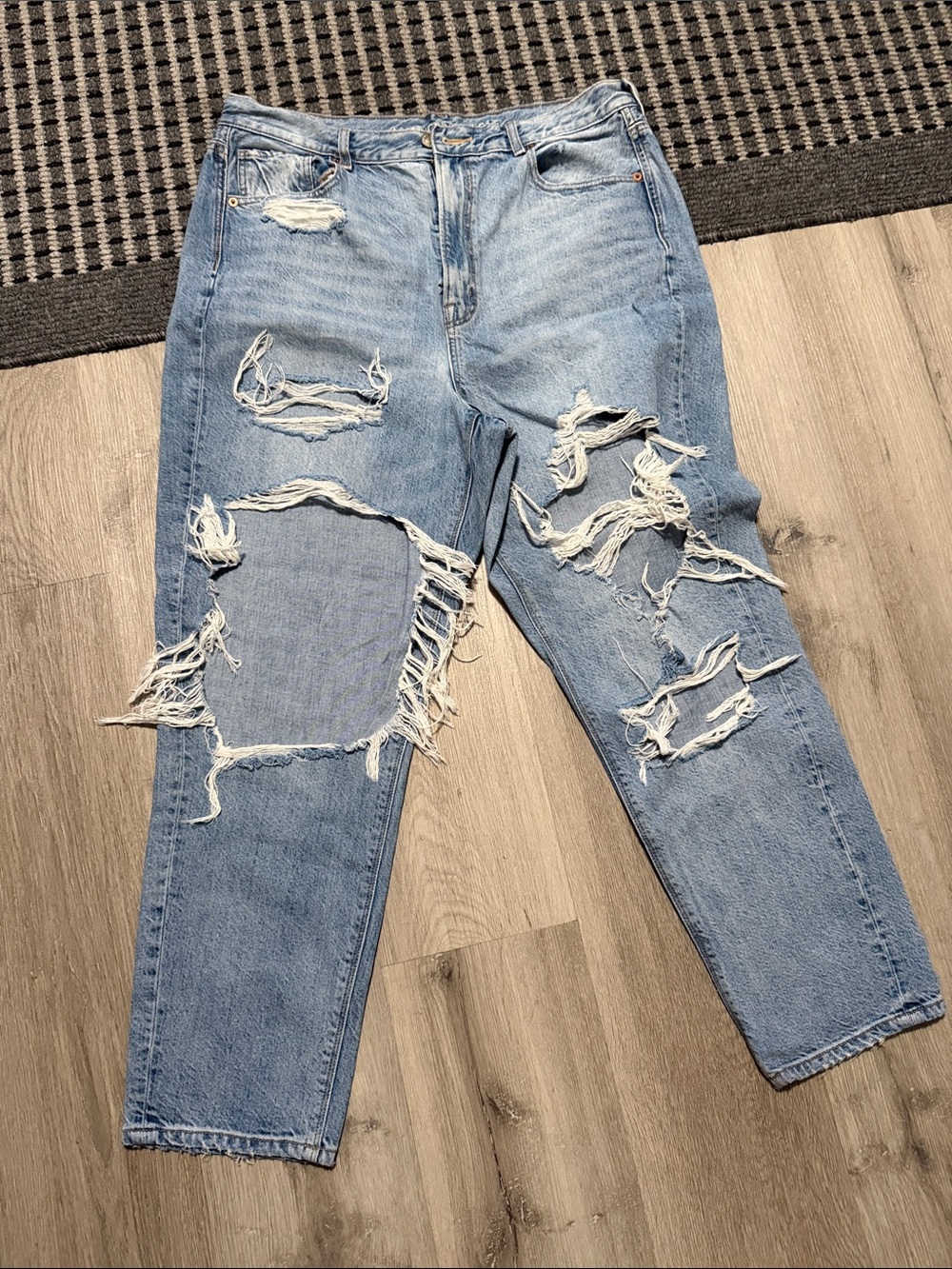 American Eagle Light Blue Distressed Women's mom jeans Jeans
